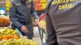 Roma, controlli tra Cornelia, Boccea e Baldo degli Ubaldi: cibo scaduto nei negozi e niente scontrini, sequestrati 70 chili di alimenti