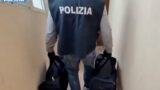 Ostia, nasconde 65 chili di droga in casa: 34enne tradita dalle passeggiate con il cane (VIDEO)