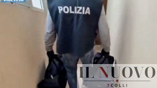 Ostia, nasconde 65 chili di droga in casa: 34enne tradita dalle passeggiate con il cane (VIDEO)
