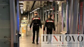 Roma, dà in escandescenze nella metro: picchia vigilante e carabinieri li manda all’ospedale, arrestato 32enne