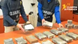 Droga spedita come ‘pacchi qualunque’ tra Lazio e Abruzzo: maxi sequestro a Roma