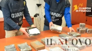 Droga spedita come ‘pacchi qualunque’ tra Lazio e Abruzzo: maxi sequestro a Roma