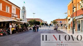 Latina, perseguita l’ex nonostante il divieto e poi scappa calandosi dal balcone: arrestato 40enne