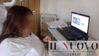 Roma, partorisce due gemelli e si laurea poche ore dopo dal letto dell’ospedale: Laura commuove medici e professori