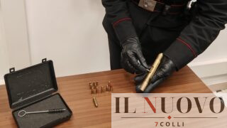 Aprilia, nasconde una pistola ‘pen-gun’ pronta a sparare e 12 proiettili in casa: arrestato 42enne