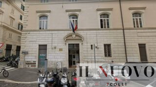 Roma, “Uccidi una donna incinta”, la scritta shock nel liceo Newton
