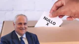 Roma, dalla Curva Nord al ‘NO’ al referendum: la protesta anti-Lotito continua a imbarazzare Forza Italia