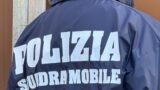 Roma, “Ridammi i miei 80 mila euro”, e gli spara con la pistola softair: lui scappa, si butta dal terrazzo e muore