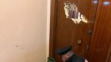 Roma, viola il divieto di avvicinamento e sfonda la porta dei genitori a martellate: arrestato 44enne