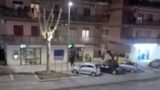 Torvaianica, picchia la moglie in strada e scoppia la rissa: accerchiato e preso a bottigliate dal “branco” (VIDEO)