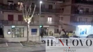 Torvaianica, picchia la moglie in strada e scoppia la rissa: accerchiato e preso a bottigliate dal “branco” (VIDEO)