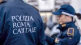 Roma, scooter con la targa coperta insospettisce gli agenti, il mezzo era rubato: denunciata una 34enne