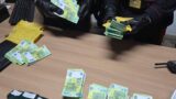 Roma, provano ad acquistare 117 mila euro di Rolex con banconote false: tre arresti, c’è anche il «mago delle truffe» 