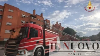Roma, brucia il palazzo di 5 piani, vigile del fuoco (fuori servizio) salva i residenti: cosa è successo