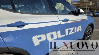 Civitavecchia, non si fermano all’alt e tentano di investire i poliziotti: gli agenti sparano alle gomme, fermato un uomo
