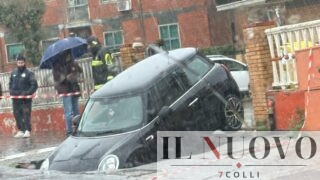 Torvaianica, si apre una voragine in strada: auto sprofonda all’interno