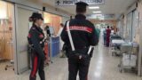Ospedale dei Castelli, caos al pronto soccorso: lancia una barella contro i medici e aggredisce i carabinieri, ferito militare