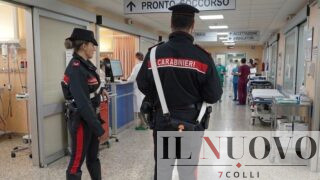 Ospedale dei Castelli, caos al pronto soccorso: lancia una barella contro i medici e aggredisce i carabinieri, ferito militare