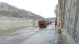 Banchine del Tevere “impraticabili” dopo la piena: Ama ripulisce la ciclabile tra Ponte Sisto e Ponte Garibaldi