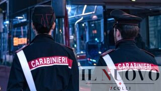 Roma, follia al capolinea: insulta i passeggeri, prova a picchiare l’autista e tenta di prendere a sassate l’autobus, arrestato 43enne