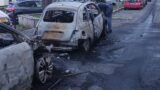 Roma, notte di fuoco al Serpentone: a fuoco 6 auto (FOTO)