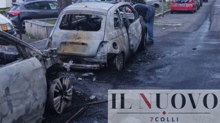 Roma, notte di fuoco al Serpentone: a fuoco 6 auto (FOTO)
