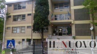 Roma, donna trovata morta al liceo Vivona all’Eur: in pigiama e scalza nel cortile, sospese le lezioni