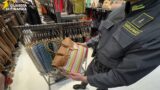 Roma, scoperti i ‘magazzini del falso’: Louis Vuitton, Cartier, Hermès e Fendi, sequestrati 15mila prodotti contraffatti