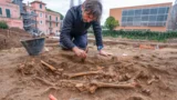 Roma, dagli scavi edili emerge un’antica necropoli: affreschi, mosaici e scheletri con rituali misteriosi (FOTO)