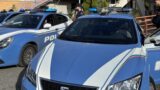 Ostia, lite tra coinquilini finisce nel sangue: accoltella il rivale con una lama da 50 cm davanti ai poliziotti e scappa