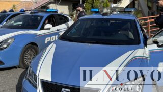 Ostia, lite tra coinquilini finisce nel sangue: accoltella il rivale con una lama da 50 cm davanti ai poliziotti e scappa