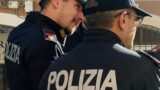 Roma. “Mi hai rotto lo specchietto, dammi 3.000 euro”: finto carabiniere truffa anziano, bloccato al bancomat da vero agente fuori servizio