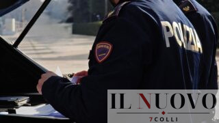 Roma, travestito da netturbino si nasconde tra i cassonetti e rapina gli anziani che gettano i rifiuti: arrestato 24enne