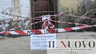 Anzio, scivolo abusivo in spiaggia come fosse “privata”: rampa sequestrata