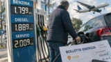 Bollette, carburanti e voli: perché i prezzi non scendono subito anche se il prezzo del petrolio cala