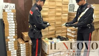 Roma, fermato in auto con droga e passamontagna: in casa armi e un deposito di pc ed elettronica rubata (FOTO E VIDEO)