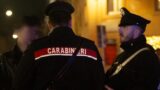 Roma, “Dammi da bere”: minaccia il barista con un coltello, poi picchia i carabinieri. Arrestato