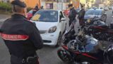 Roma, ‘pazzi in strada’ tra Don Bosco e Centocelle: uno picchia il cane, l’altro urina davanti ai bambini, due insultano i carabinieri