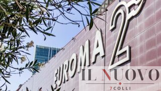 Roma, assalto a Euroma2 con picconi e fumogeni: banditi armati e incappucciati prendono in ostaggio dipendenti e clienti, poi fuggono con i gioielli