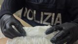 Roma, caveau della droga sotto il pavimento: nasconde 315 dosi di cocaina, arrestato “custode” dello spaccio