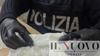 Roma, caveau della droga sotto il pavimento: nasconde 315 dosi di cocaina, arrestato “custode” dello spaccio