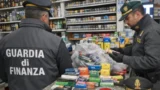 Roma, blitz in un minimarket dell’Appio Latino: sequestrati oltre 9.500 accessori per tabacco
