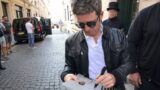 Liam Gallagher a Roma: selfie con i fan e quella frase che riaccende il sogno di un grande concerto