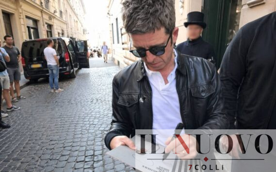 Liam Gallagher a Roma: selfie con i fan e quella frase che riaccende il sogno di un grande concerto