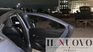 Roma, raid vandalico fuori al Centro Commerciale al Laurentino: 30 auto danneggiate e furti