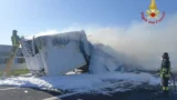 Roma, tir in fiamme sulla A1 all’altezza di Guidonia: tratto chiuso e traffico bloccato