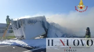 Roma, tir in fiamme sulla A1 all’altezza di Guidonia: tratto chiuso e traffico bloccato