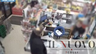Roma, rapina il supermercato pistola in mano e con il “volto finto”: arrestato “The Mask” (VIDEO)