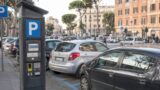 Nuovi parcheggi a Roma, il piano del Campidoglio da 10mila stalli non convince: dubbi sui conti e sui costi