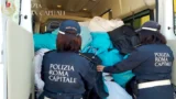 Roma, stretta su abusivi e gioco delle tre campanelle: 4 denunciati